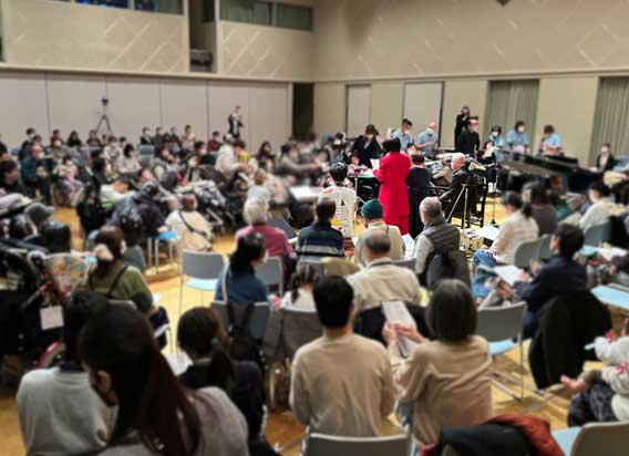イメージ2：輪になってジャズライブを楽しんでいる様子